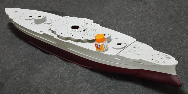 トランぺッターモデルの1/200戦艦『アリゾナ』の船体をタミヤセメントの六角ビンと大きさ比較したところ。