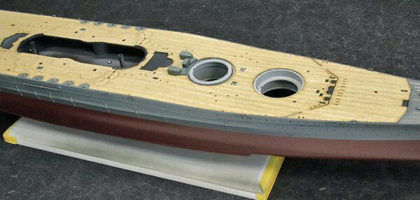 1/350戦艦『大和』タミヤリニューアル版プレミアムキット：船体塗装、木製甲板貼付【2022年】