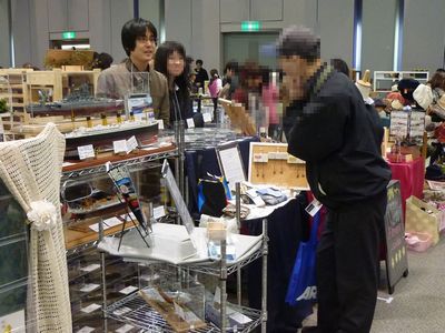  テレビ大阪主催『アート＆手づくりバザール』へのブース出店をしたモデルファクトリーハイギヤード。たくさんのお客様に興味を持っていただけています。