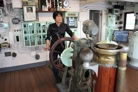 モデルファクトリーハイギヤード代表の渡辺真郎は船舶が大好き！　氷川丸では舵輪を握ることができました。