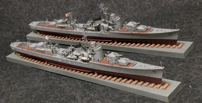 モデルファクトリーハイギヤードが製作した、ウェーブの1/350防空駆逐艦『秋月』（キットの完成例写真として、箱絵およびインストに掲載）
